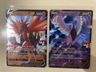 2 Cartas Pokémon Zapdos y Articuno de Galar V p1
