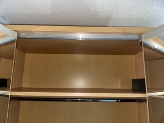 Armario de madera con puertas de espejo