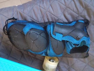 Monopatín casi nuevo con protecciones. Solo Cádiz