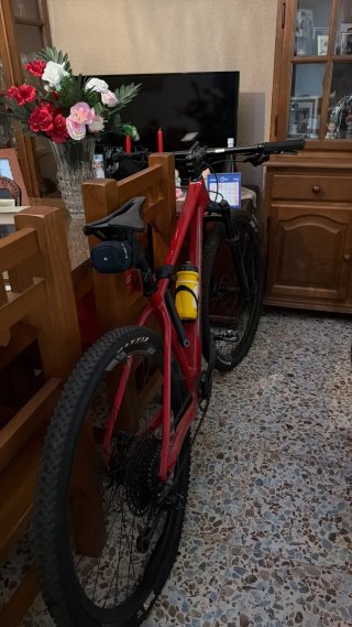 Bicicleta de montaña roja