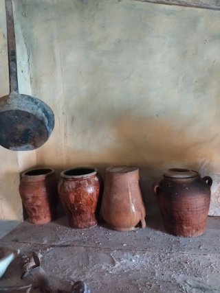 Lote 2 tinajas de barro