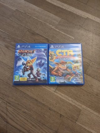 PS4 (PlayStation 4) con 3 mandos y 2 juegos
