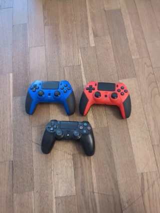 PS4 (PlayStation 4) con 3 mandos y 2 juegos