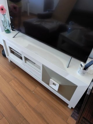 Mobile TV bianco e grigio.