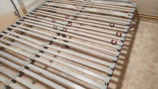 Struttura a doghe in legno e metallo