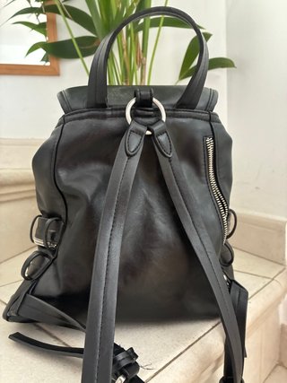 Mochila efecto piel con hebilla corazón