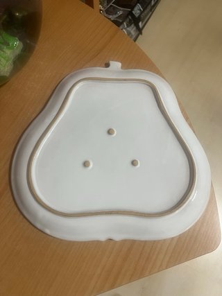Piatto vassoio decorato con frutta e formaggio
