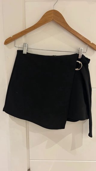 Falda pantalón negra con hebilla tablas