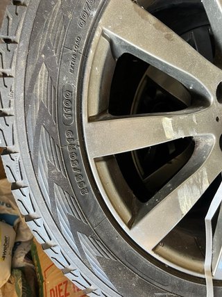3 ruedas con neumáticos en muy buen estado 220 €