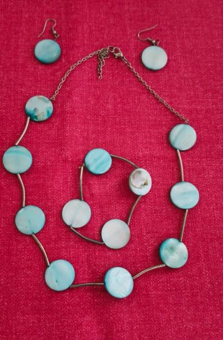 Conjunto de bisutería azul y plateada