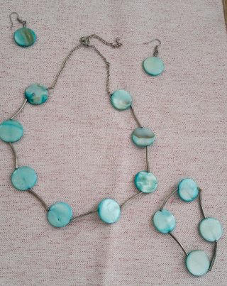 Conjunto de bisutería azul y plateada