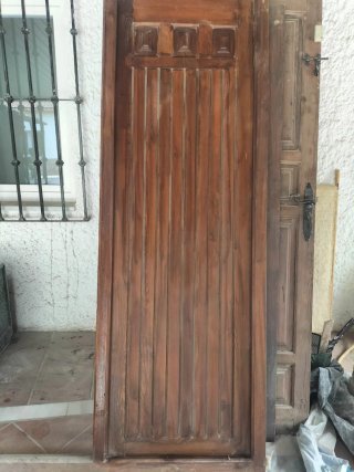 Puerta de madera maciza