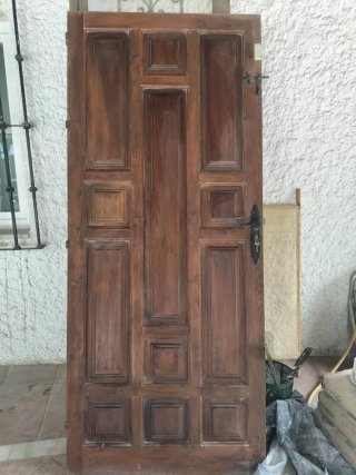 Puerta de madera maciza