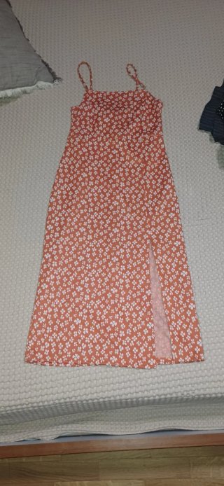 Vestido naranja con estampado floral blanco