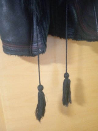 Chaleco corto cuero y pelo negro