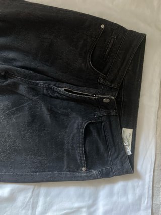 Pantalones negros con estampado desgastado