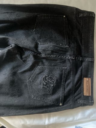 Pantalones negros con estampado desgastado