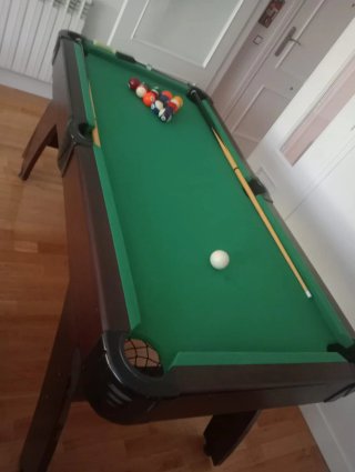Mesa de billar con tacos y bolas