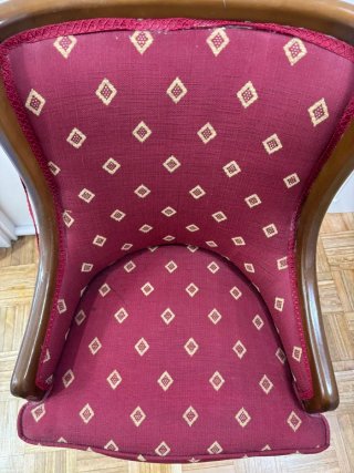 Sillón pequeño de madera y tela