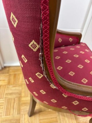 Sillón pequeño de madera y tela