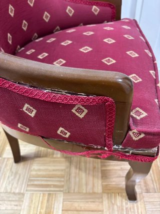 Sillón pequeño de madera y tela