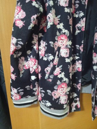 Chaqueta floral negra y rosa Talla M
