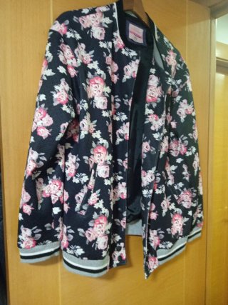 Chaqueta floral negra y rosa Talla M