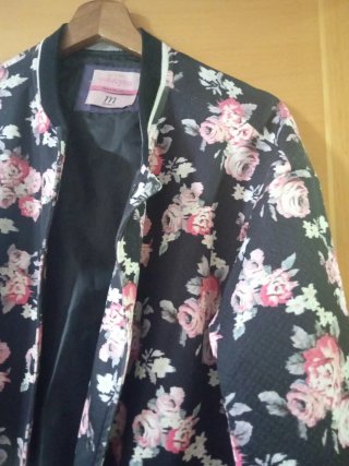 Chaqueta floral negra y rosa Talla M