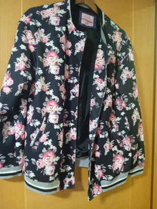 Chaqueta floral negra y rosa Talla M
