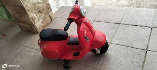 Moto Vespa Eléctrica Infantil Roja