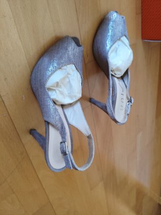Zapatos de tacón plateados talla 40