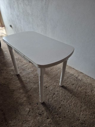 Mesa de cocina blanca con cajón