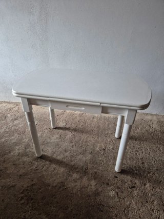 Mesa de cocina blanca con cajón
