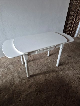 Mesa de cocina blanca con cajón