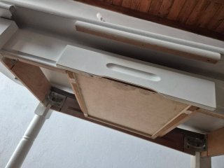 Mesa de cocina blanca con cajón