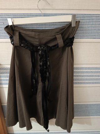 Falda marrón con cinturón negro