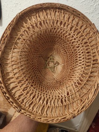 Sombrero de mimbre tejido