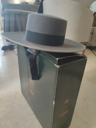 Sombrero ala ancha gris, sin uso.