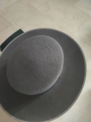 Sombrero ala ancha gris, sin uso.