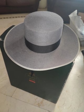 Sombrero ala ancha gris, sin uso.