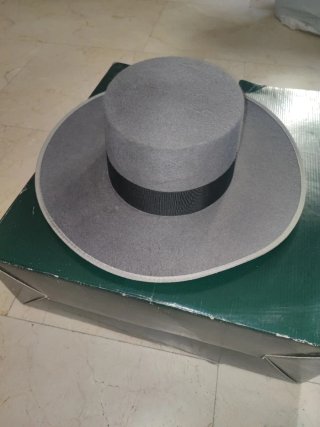 Sombrero ala ancha gris, sin uso.