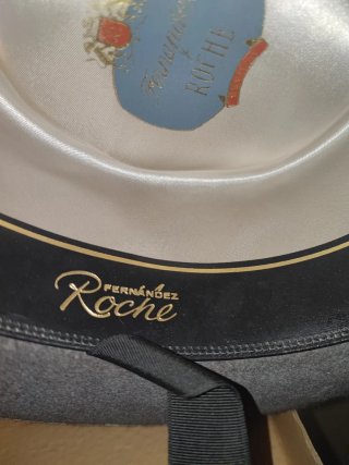 Sombrero ala ancha gris, sin uso.