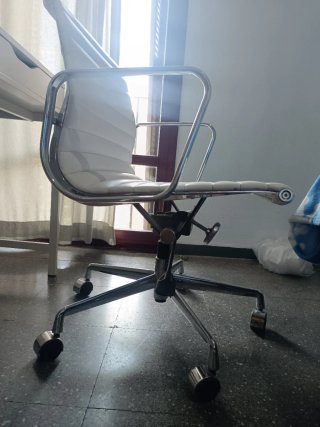 Escritorio blanco con silla de diseño