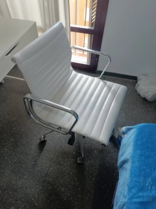Escritorio blanco con silla de diseño