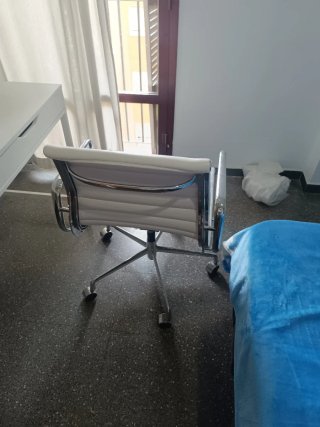 Escritorio blanco con silla de diseño