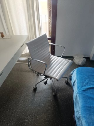 Escritorio blanco con silla de diseño