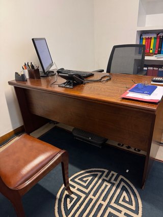 Escritorio de madera marrón I