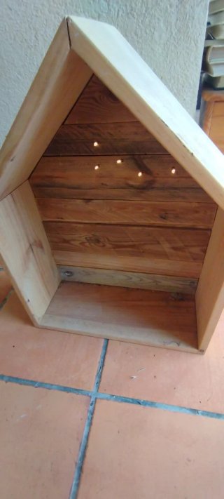 Estantería de madera con forma de casa