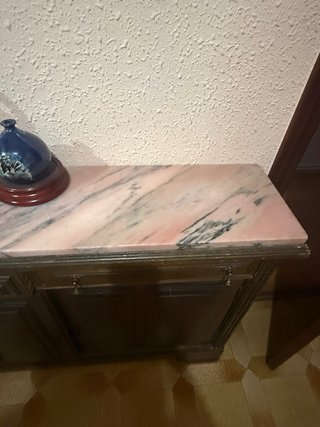 Mueble de madera con tapa de mármol