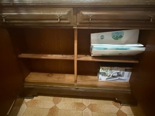 Mueble de madera con tapa de mármol